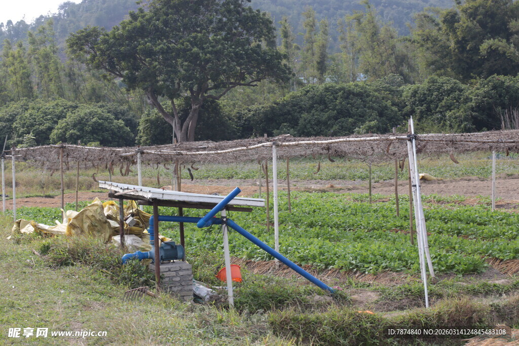 田园中的简易农用器械