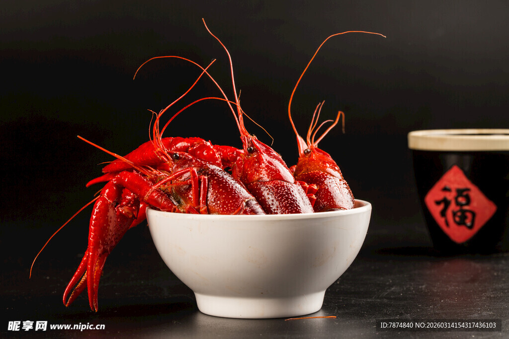 碗中鲜活小龙虾