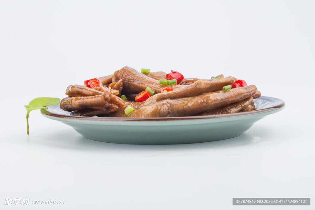 美味卤鸭掌摆于盘中