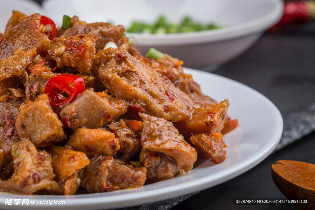 香辣美味排骨装盘