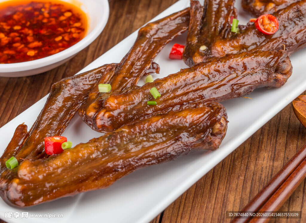 香辣卤鸭翅摆放在盘中