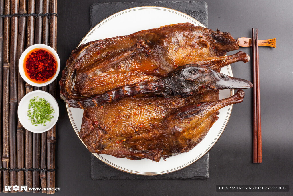 美味烤鸭摆盘展示