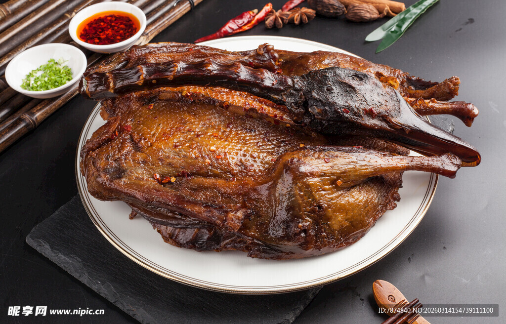美味卤味烤鸭摆拍特写
