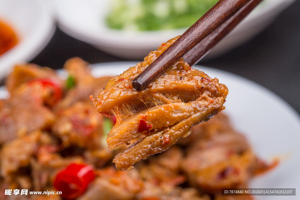 筷子夹起美味香辣牛肉