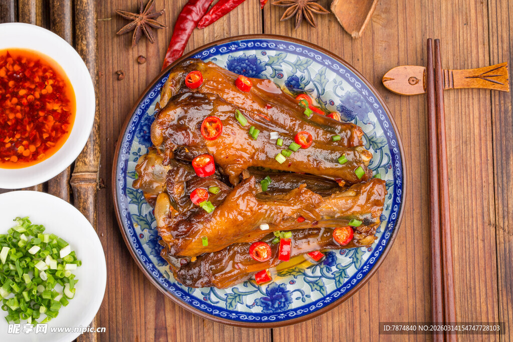 香辣美味红烧鱼摆盘中