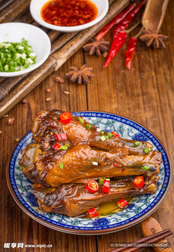 香辣卤味鸭翅摆于盘中