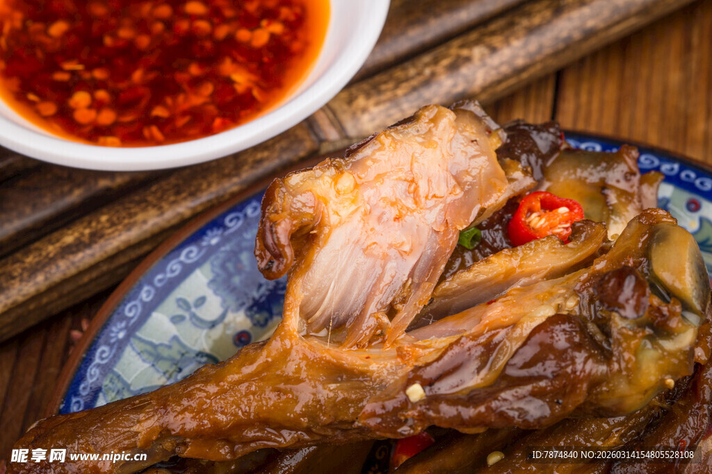 美味卤鸭腿配香辣蘸料