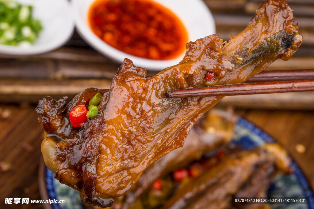 美味卤味鸭翅诱人品尝