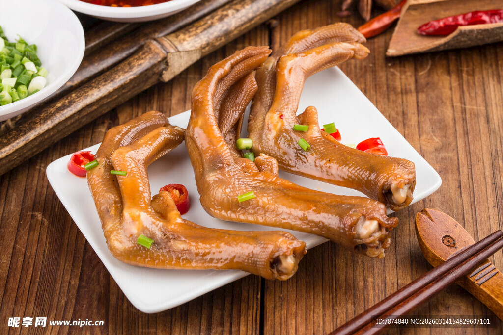 美味卤鸭掌摆于盘中