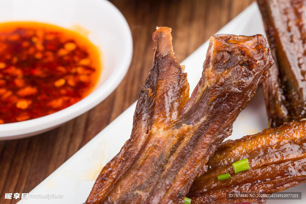 香辣美味鸭翅配蘸料