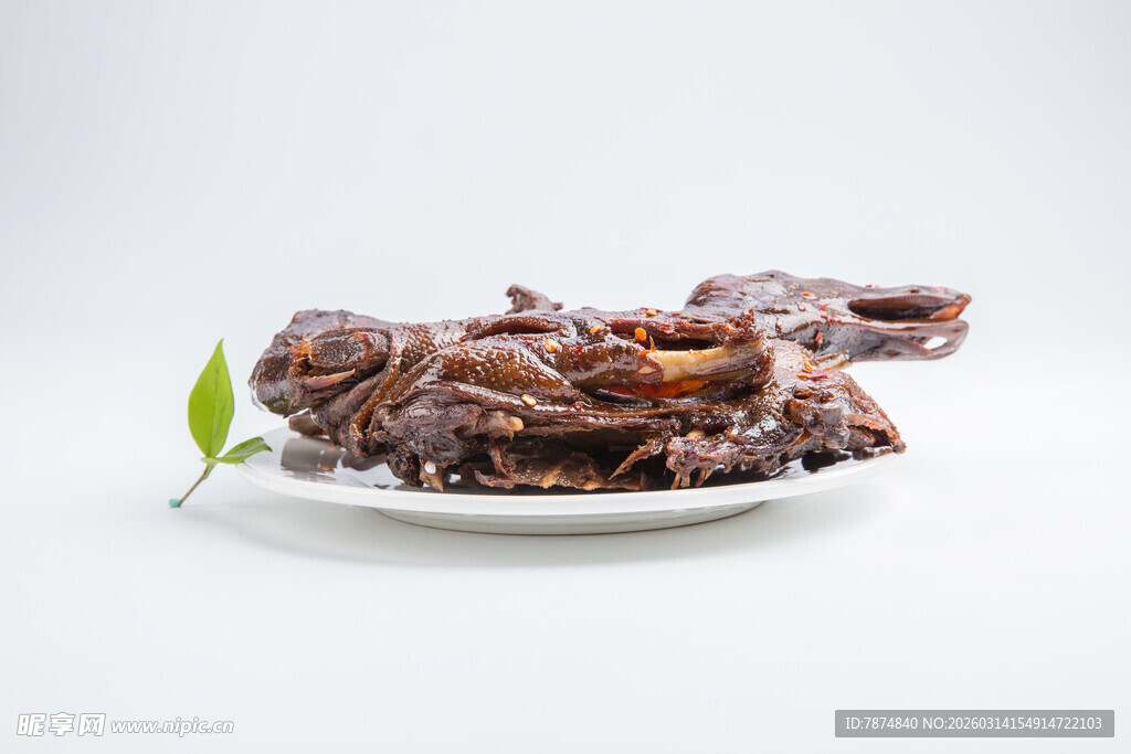 美味卤味鸭货摆于白盘