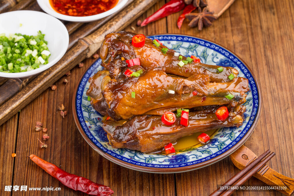 香辣卤味鸭翅摆盘中