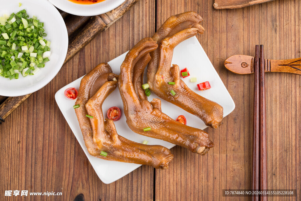 美味卤鸭掌摆于木桌之上