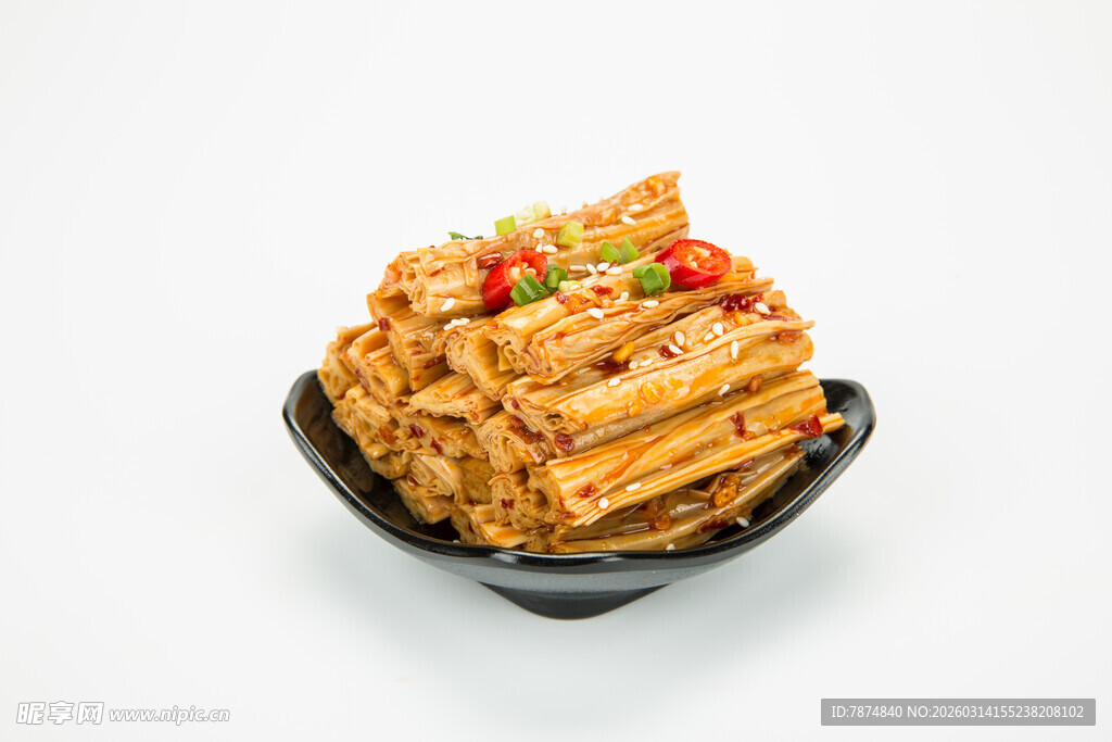 美味香辣腐竹摆放在盘中