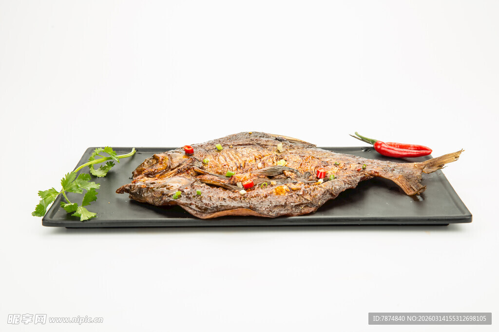 香煎美味鱼 点缀红绿菜