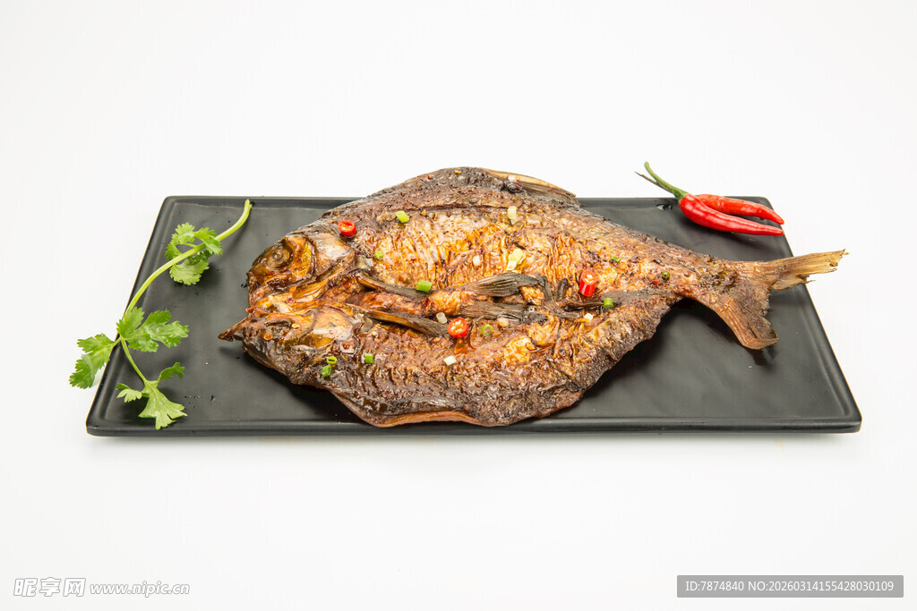 香煎美味鱼 点缀红辣椒