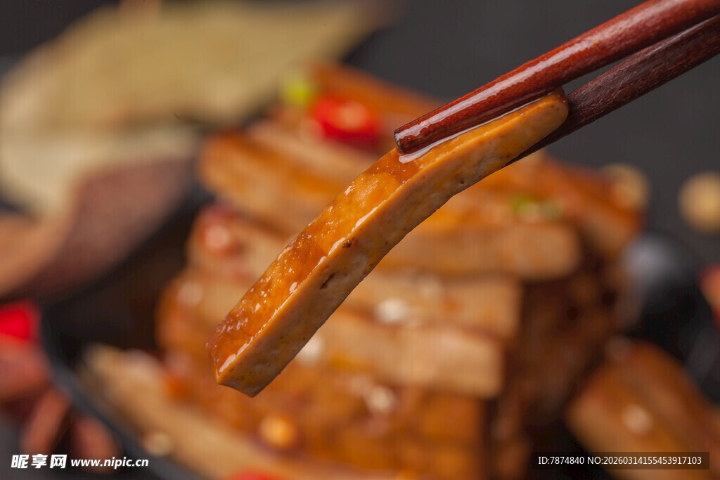 筷子夹起美味卤味瞬间