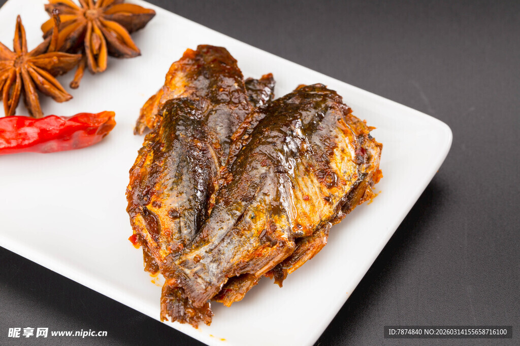 香酥炸鱼摆放在白色盘中