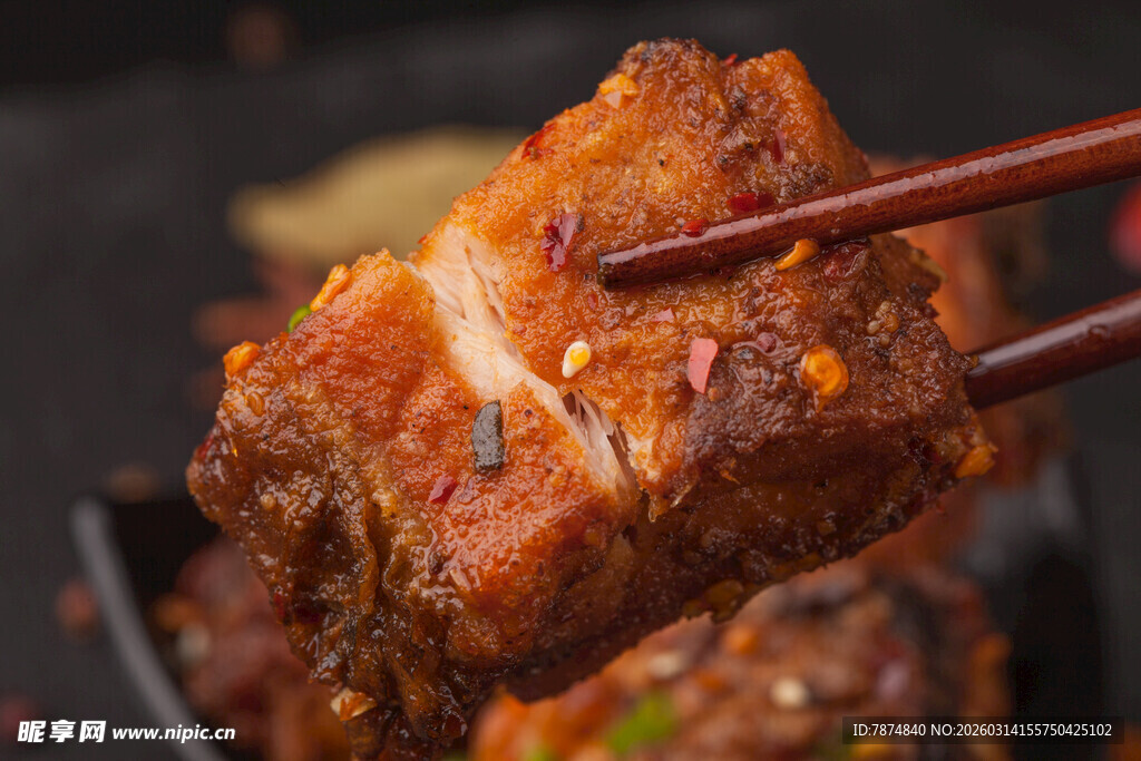 香酥烤肉筷子夹起瞬间