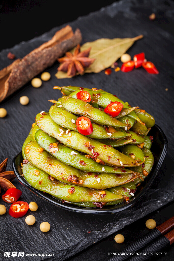 香煎翠绿扁豆 点缀红椒