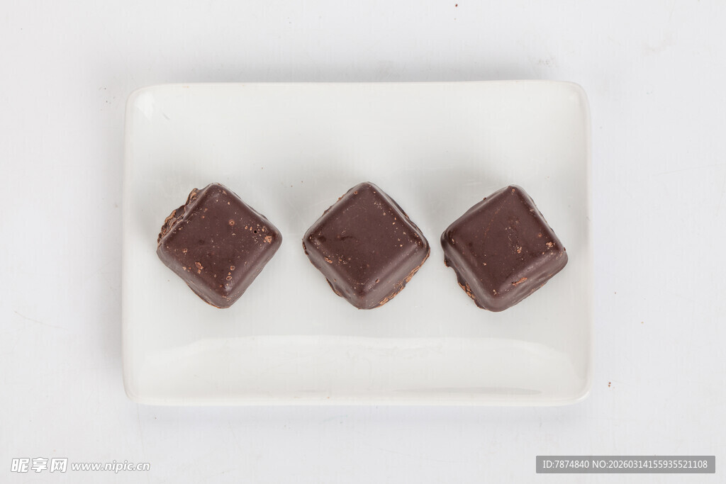 方形巧克力摆放在白盘上