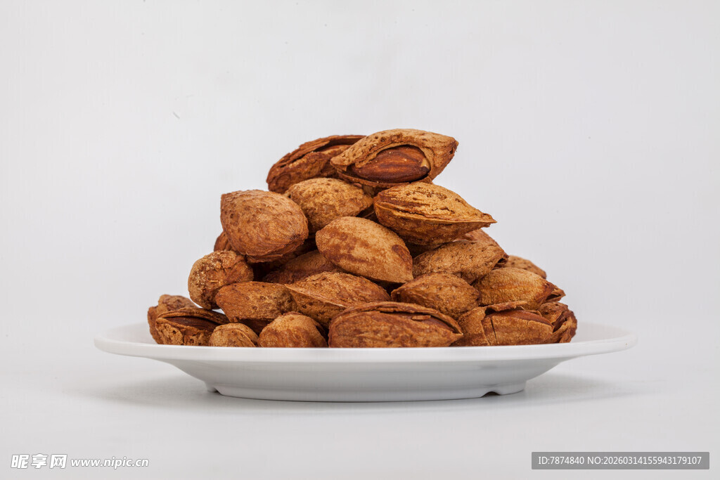 一盘饱满的美味坚果