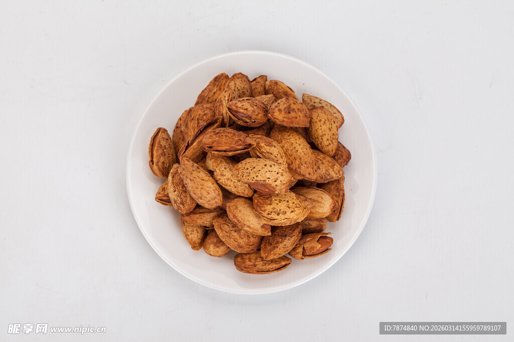 美味香脆腰果摆于白盘