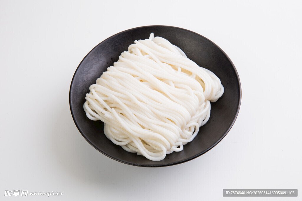 黑色碗中盛着的白色面条