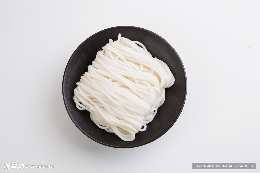 黑色盘中的白色面条