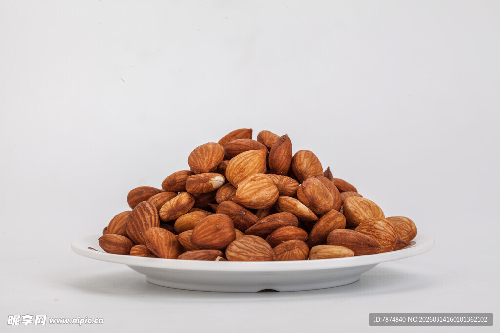 一盘美味杏仁