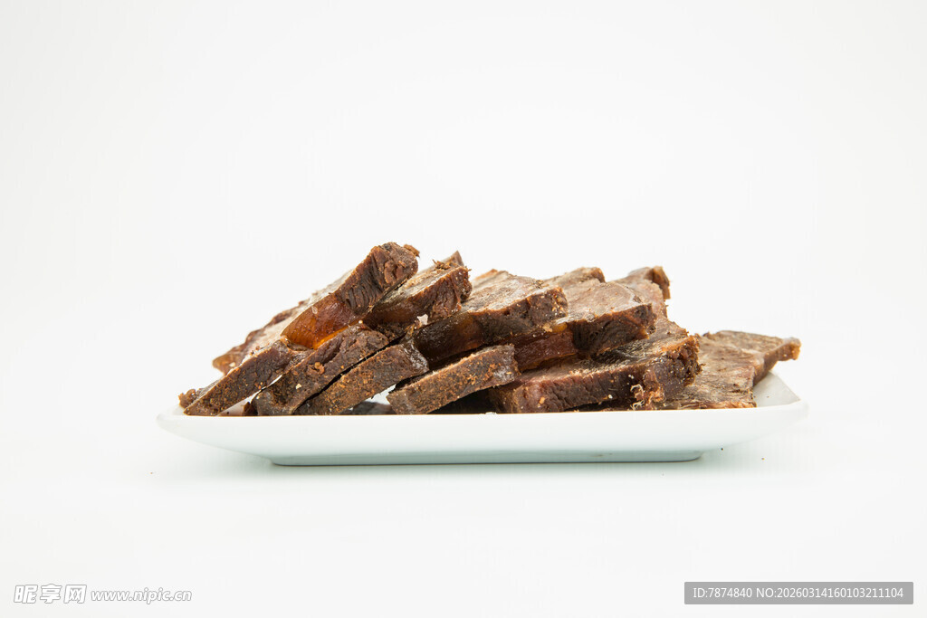 一盘美味的棕色块状食物