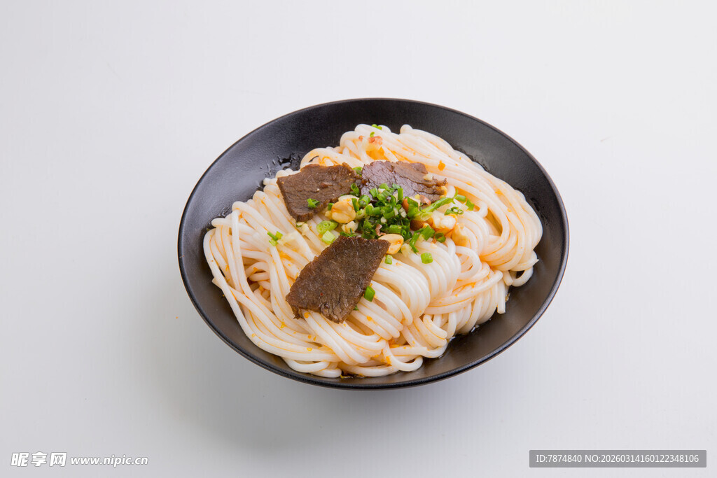 美味肠粉摆于黑色盘中