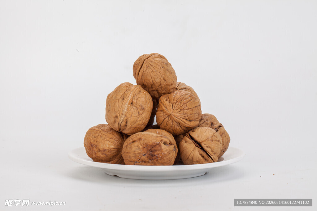 一盘堆叠的新鲜核桃