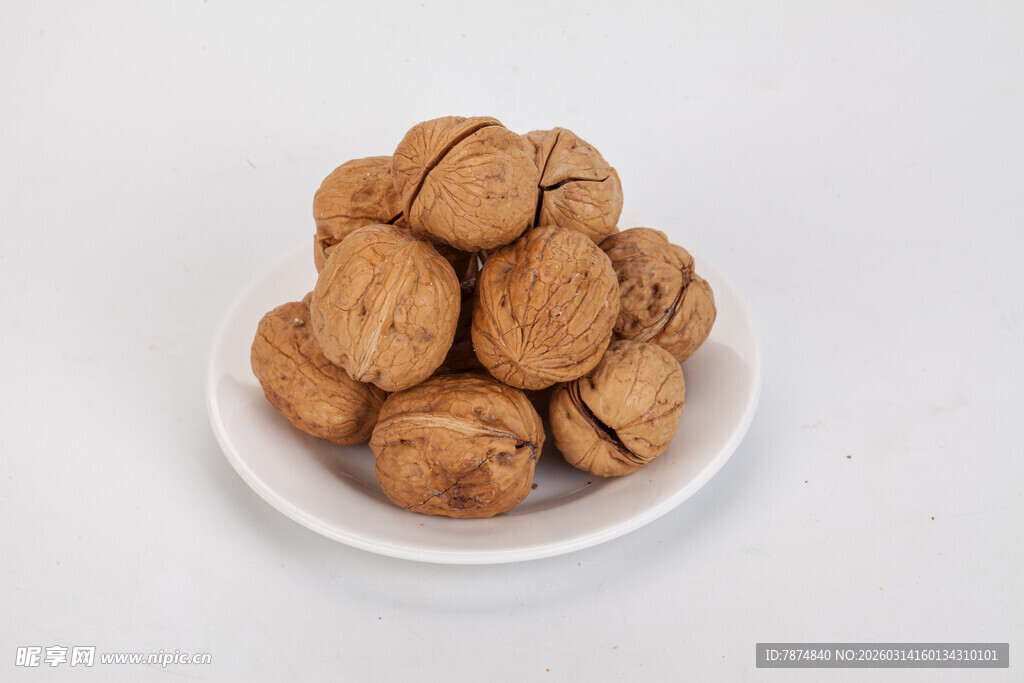 白盘里的饱满核桃