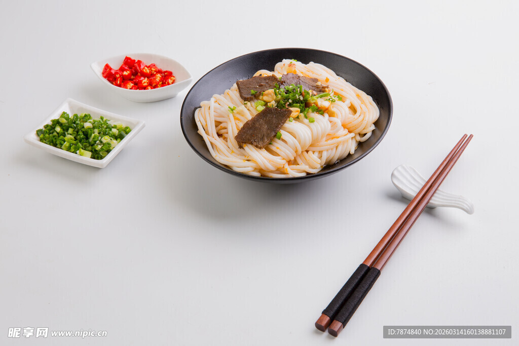 美味虾仁面搭配新鲜配菜