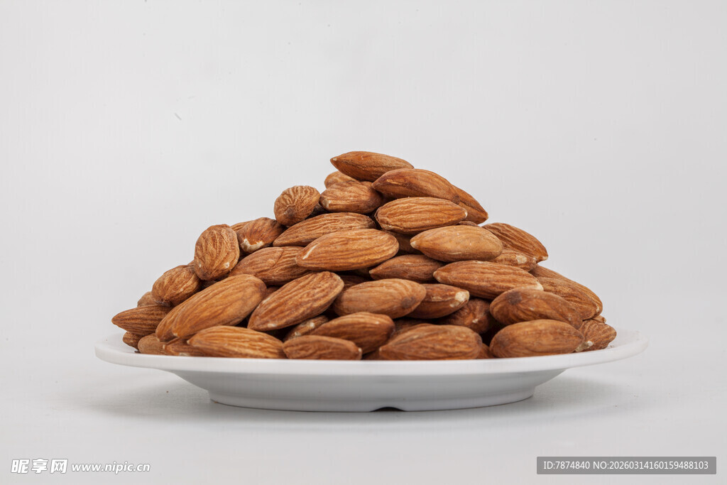 一盘饱满杏仁