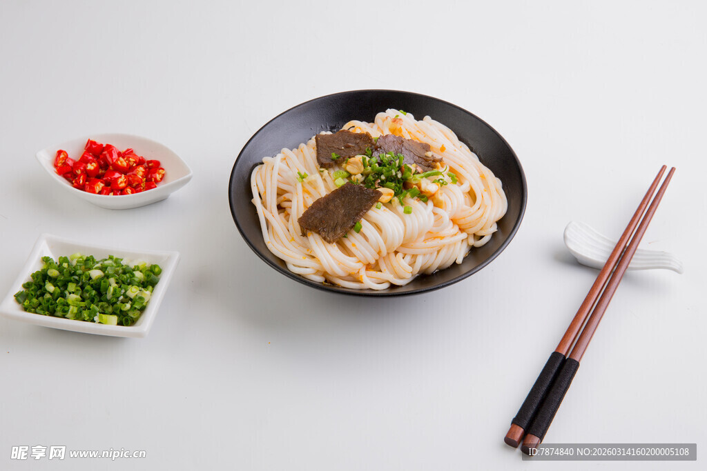 美味中式面食配多样小菜
