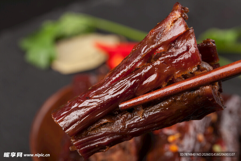 美味卤牛肉 筷子夹起瞬间