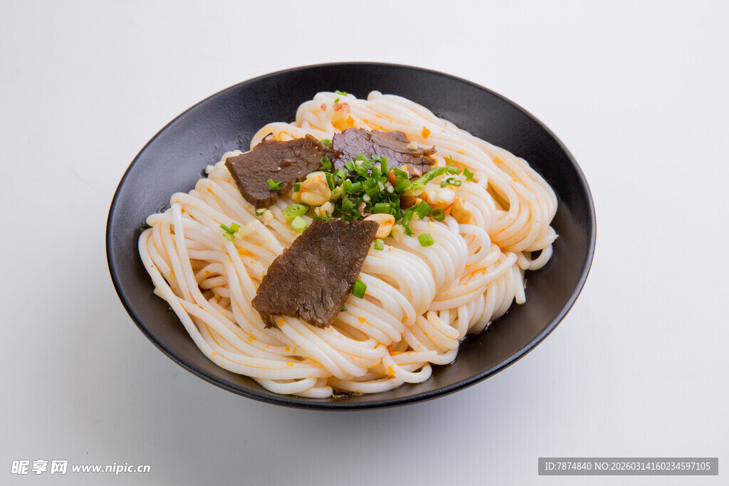 牛肉米粉摆放在黑色碗中