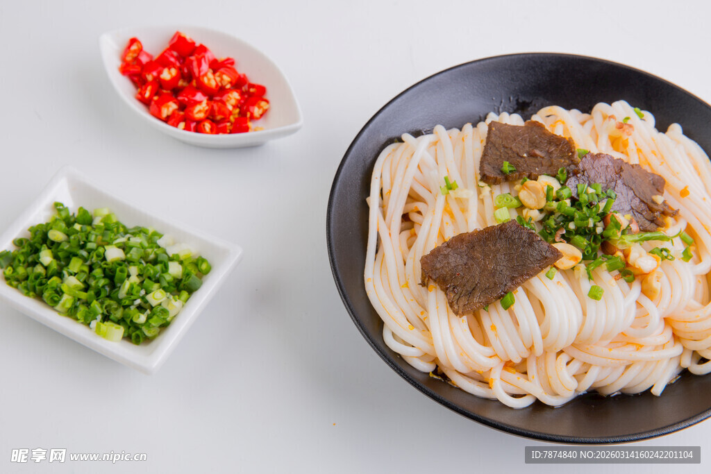 美味牛肉米粉配鲜香佐料