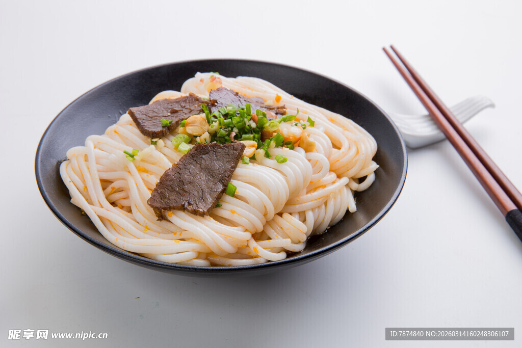 牛肉拌面配葱花