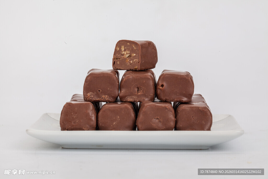 巧克力方块堆叠在白色盘子上