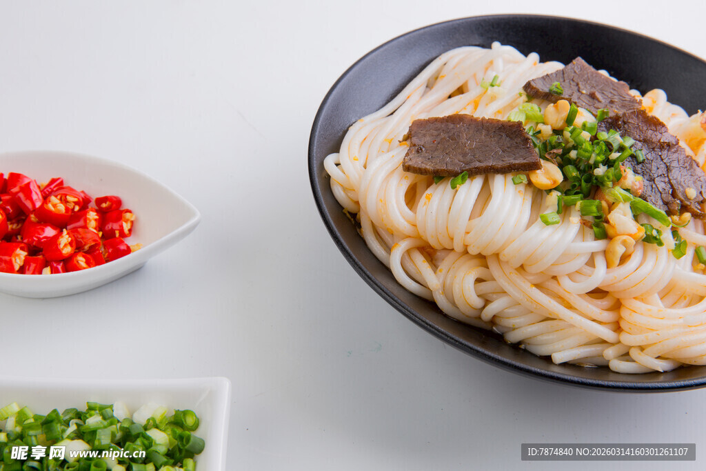 美味牛肉米粉及配菜