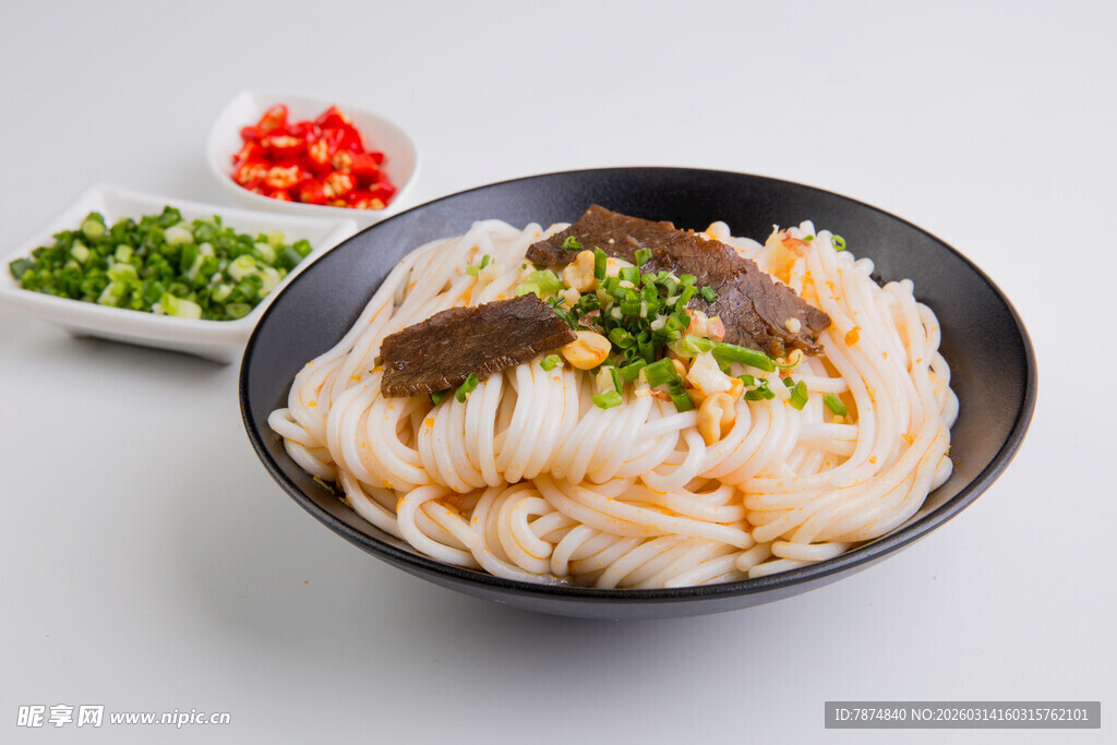 美味凉拌米粉 鲜香诱人