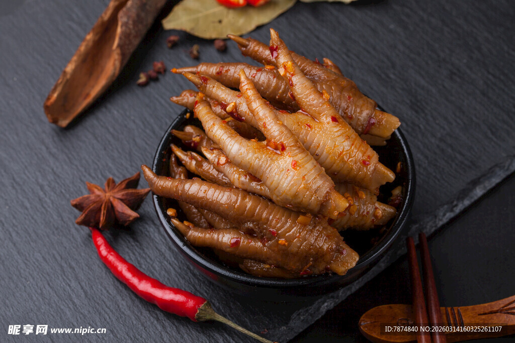 美味卤鸡爪 诱人香料相伴