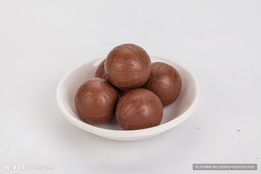 白色碗中装着几颗巧克力球