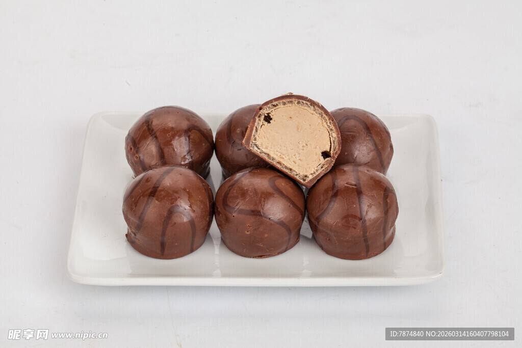 心形巧克力摆放在白色托盘