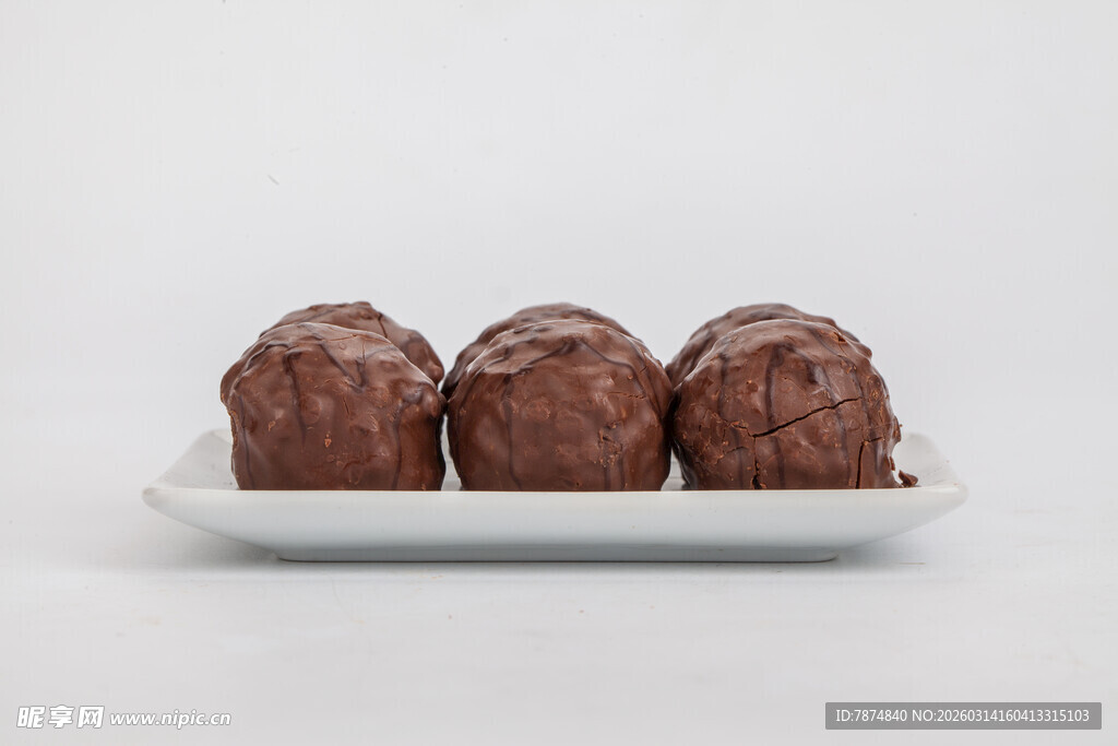 巧克力球摆放在白色托盘上