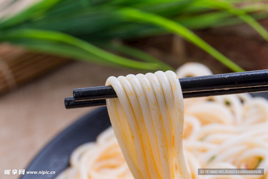 筷子夹起的劲道美味面条