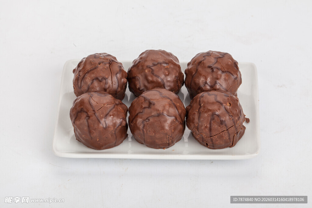 美味巧克力球整齐摆放在盘